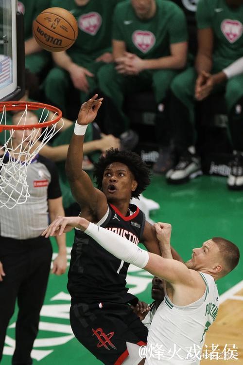 阿门持球突破，腾空越过约基奇上篮命中并造成犯规。